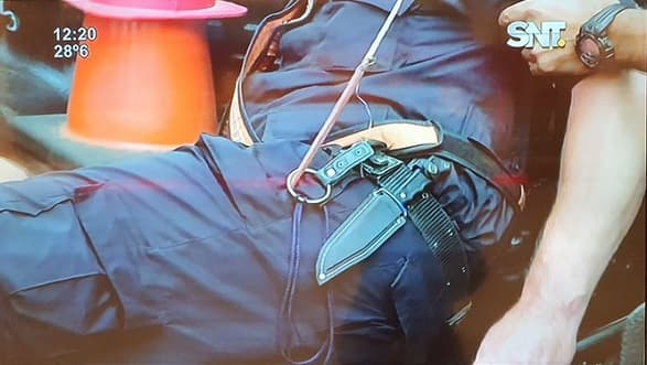 Hieren con flechas a policías y queman otro automóvil