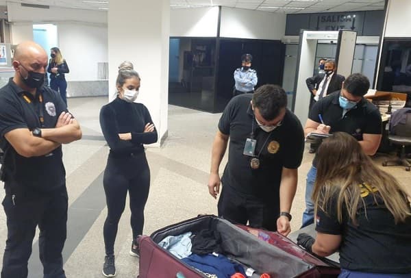 Joven entrenadora cae con droga en el aeropuerto