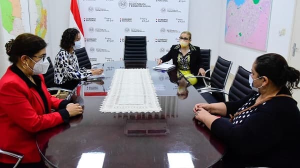 Salud se reúne con madre de niña que suplicó por fármaco