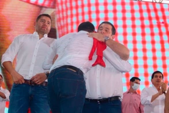 Cartes pide votos para candidato vetado por “corrupto”  