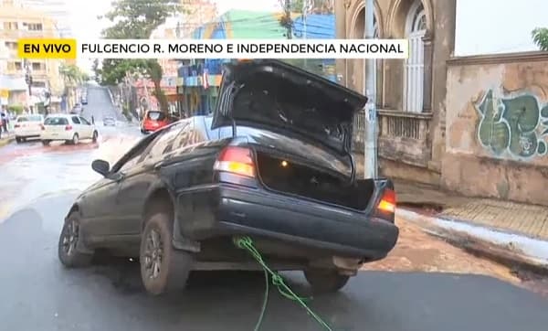 Automóvil cae en megabache en el microcentro y ESSAP anuncia corte