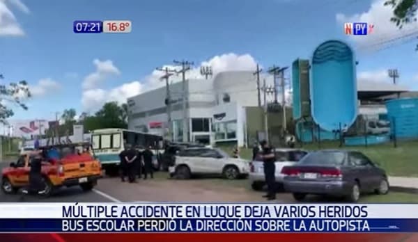 Conductor pierde el control y bus escolar termina chocando contra vehículos