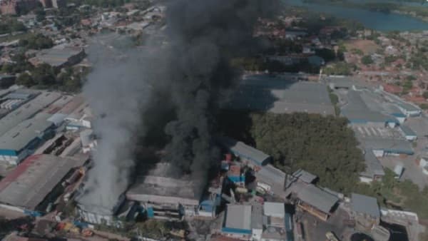 Bomberos logran aislar llamas en frigorífico