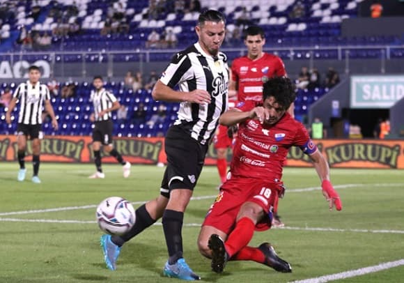 Nacional supera a Libertad en el Defensores