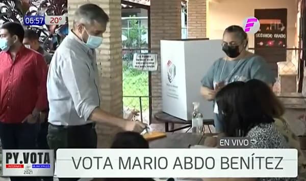 Abdo Benítez es el primero en votar