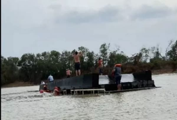 Naufraga barco-hotel sobre el río Paraguay en el Pantanal brasileño
