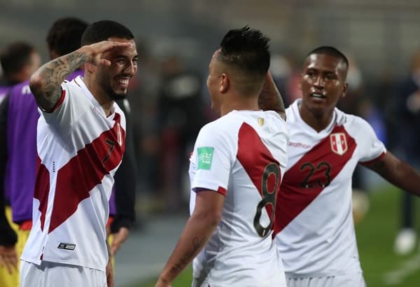 Perú vence a Chile y está más cerca de Paraguay