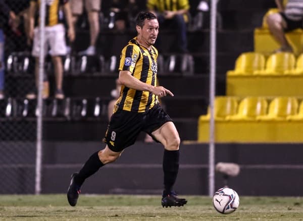 Guaraní triunfa y asegura la punta