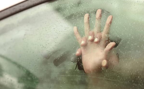 Multan a pareja que mantuvo relaciones sexuales en vehículo