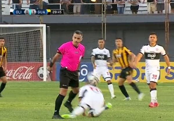 Choque de Richard contra árbitro genera ola de comentarios