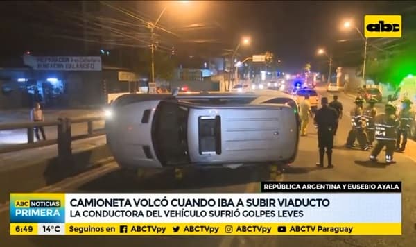 Conductora vuelca a poco de subir a viaducto