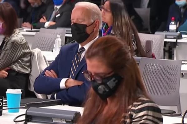 Biden se hace viral al quedar “dormido” en plena Cumbre Climática