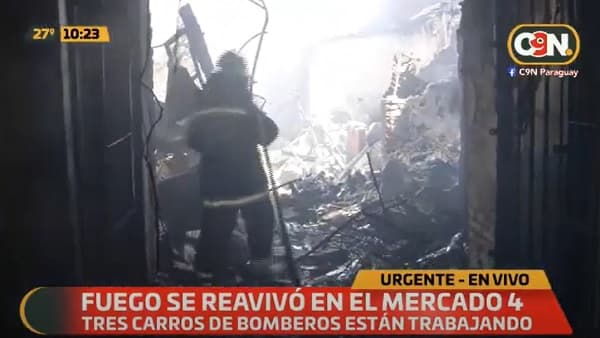 Bomberos trabajan ante persistencia de llamas del Mercado 4