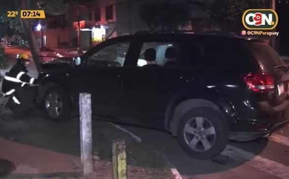 Conductora abandona su camioneta tras choque