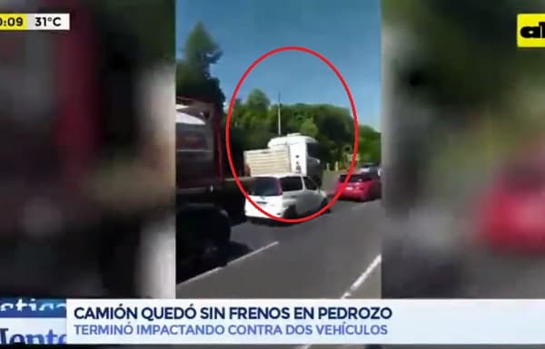 De terror: Camión fuera de control embiste contra vehículos en ruta