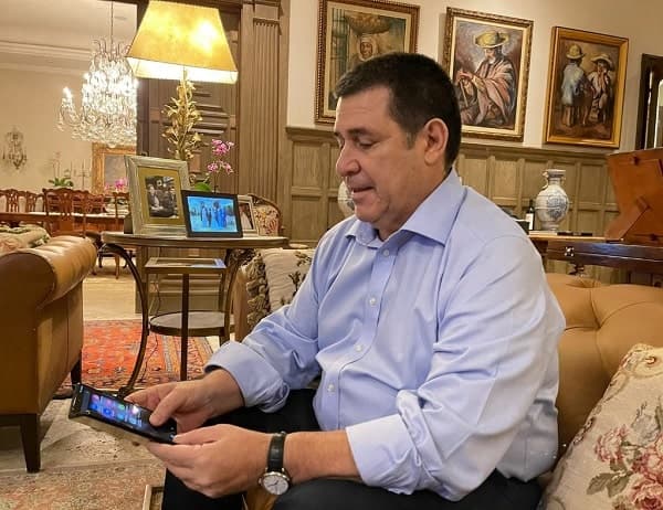 Cartes sortea teléfono y vuelve a hacer el ridículo