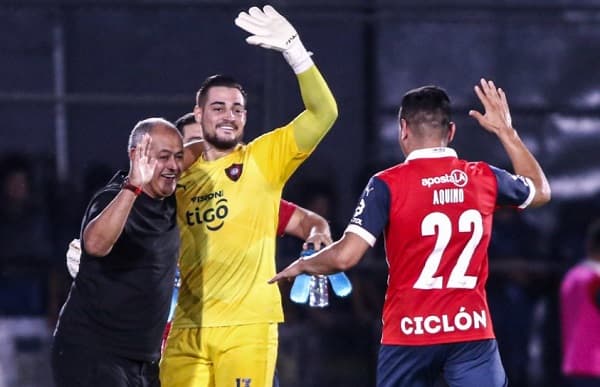 Cerro humilla a Nacional y se mantiene en la punta