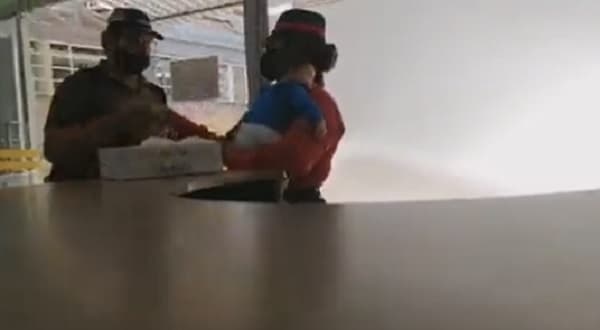 Captan noble gesto de guardia con madre y su bebé