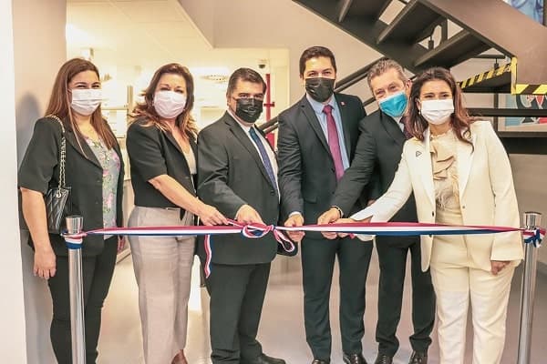 Farmacéutica reinaugura área de control de calidad