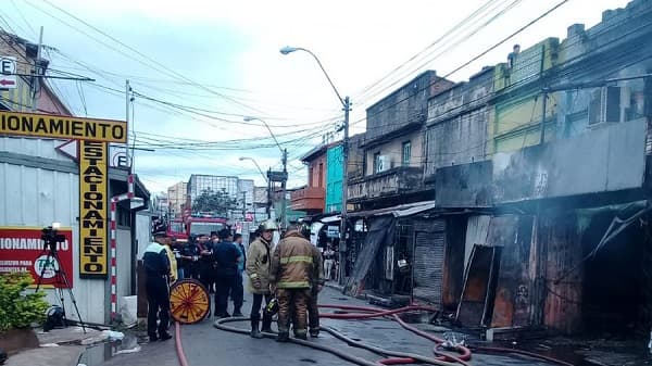Controlan focos de incendio en el Mercado 4 y alertan sobre peligro de derrumbe