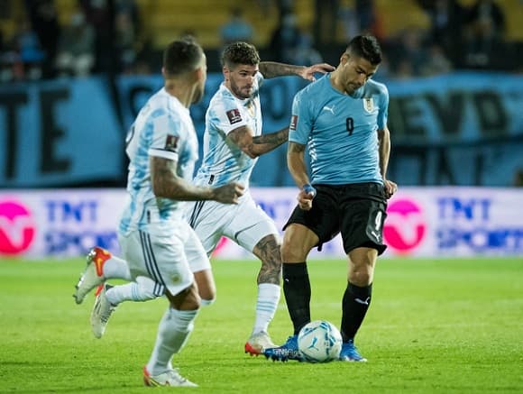 Argentina vence a Uruguay y está más cerca de Catar