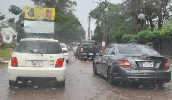 Mujer es empujada al raudal y arrastrada hasta el arroyo San Lorenzo