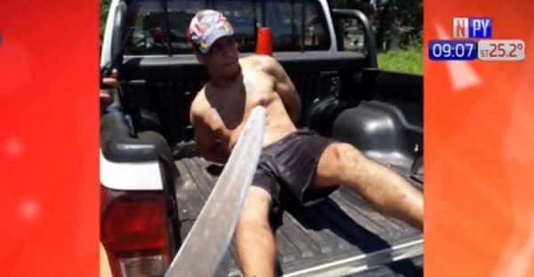 A punta de machete delincuente asalta a una familia