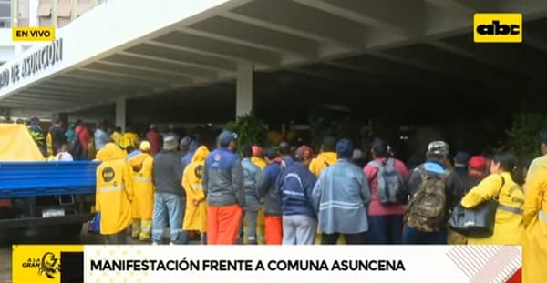 Funcionarios municipales se manifiestan pidiendo aumento