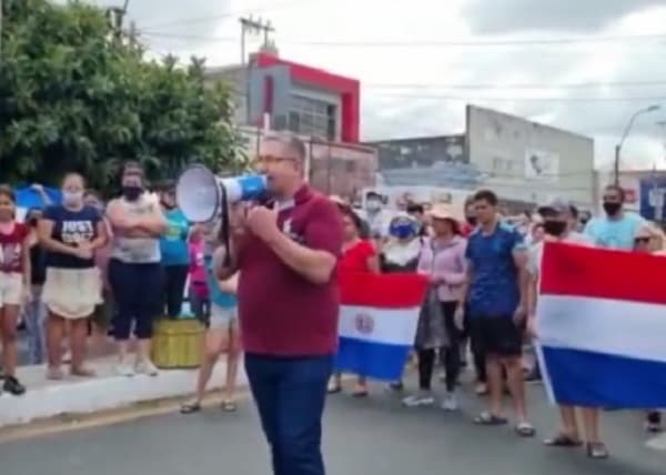 Permisionarios del Mercado 4 cierran avenida en rechazo a censo