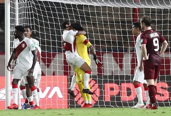 Perú supera a Venezuela y entra en zona de clasificación
