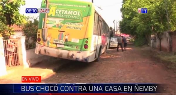 Bus impacta contra vivienda y vecinos denuncian mal procedimiento policial