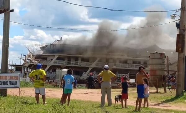 El Crucero Paraguay es consumido por las llamas