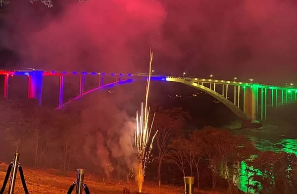 El Puente de la Amistad brilla con luces temáticas por la Navidad