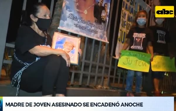Madre de joven asesinado se encadena exigiendo justicia