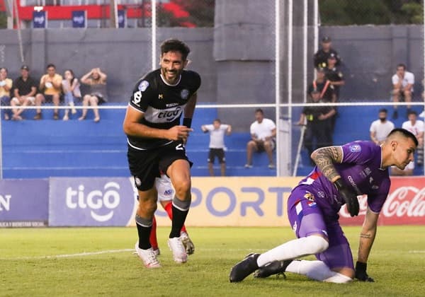 Olimpia gana, sale de la cola y jugará la Libertadores