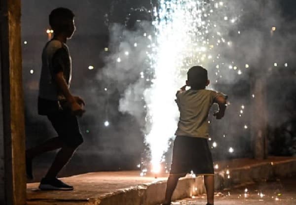 Advertencia sobre riesgos de pirotecnia para niños, personas con autismo y mascotas