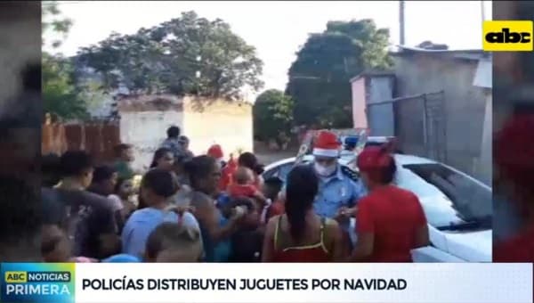 Policías reparten juguetes por navidad