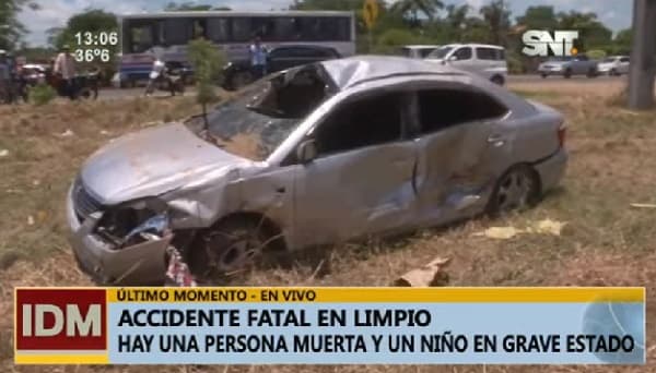 Una fallecida y un niño en grave estado tras choque de auto contra casilla y moto