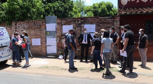 Allanan veterinaria tras hallazgo de fosa de animales