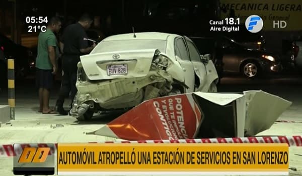 Mujer pierde el control de su automóvil e impacta contra servicentro