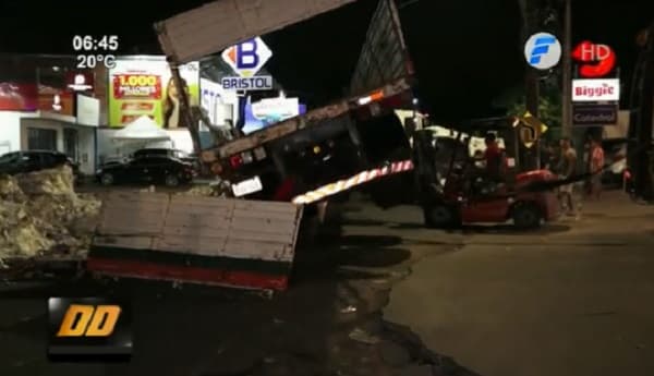 Camión pierde su acoplado en plena avenida de Villa Elisa