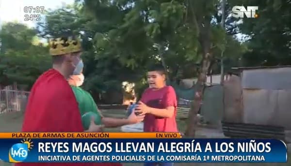 Policías se visten de Reyes Magos y entregan regalos