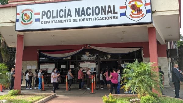 Caos en Identificaciones: Sistema caído genera largas esperas