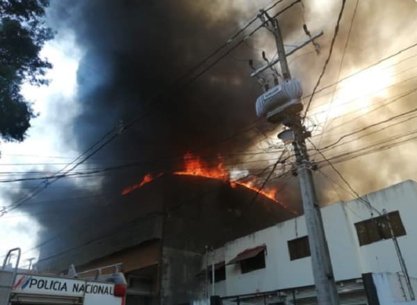 Incendio consume depósito de la firma L’uomo
