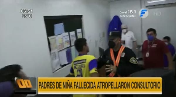 Padres de niña fallecida exigen respuestas y se genera incidente en consultorio