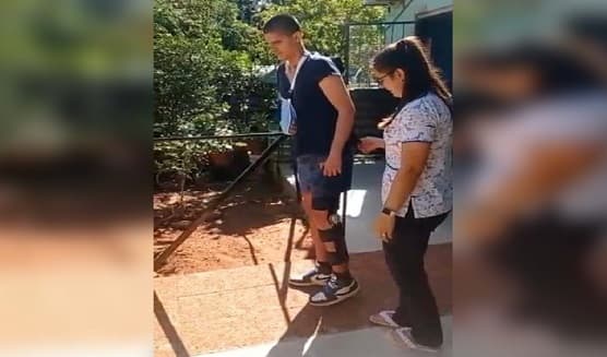 El único sobreviviente del accidente aéreo se pone de pie y da sus primeros pasos