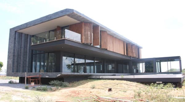 Allanan mansión en Roque González