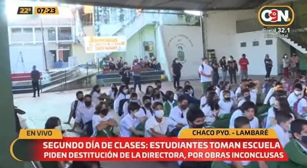 Estudiantes y padres toman colegio en Lambaré en segundo día de clases