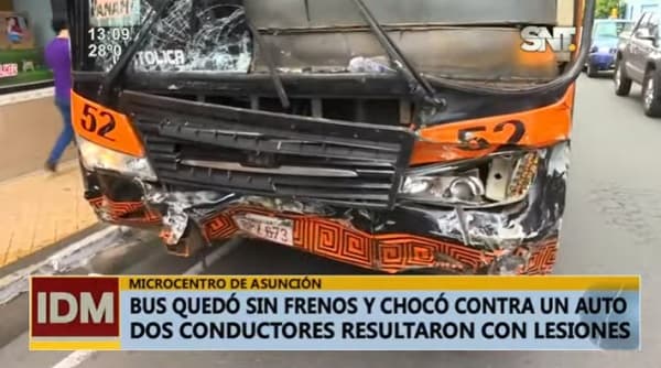 Bus sin frenos embiste contra vehículos y árboles en Asunción