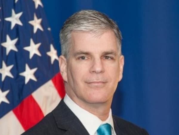 Nuevo embajador de EE.UU. tiene esposo y se genera revuelo en redes